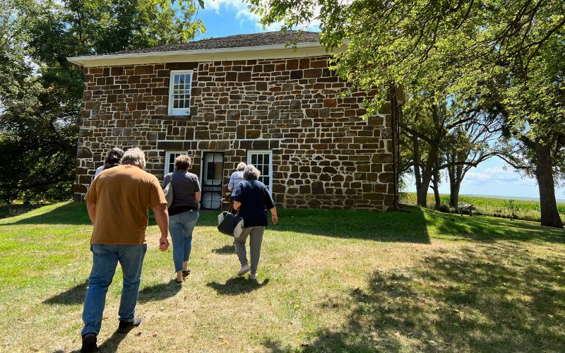 A tour group walking toward the Hitchcock House 